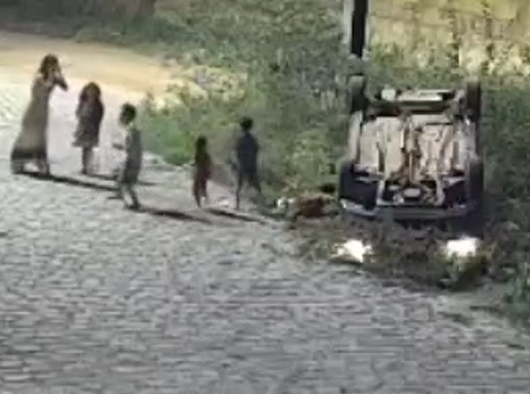 Mother Flips Car With Her 5 Children Inside And None Of Them Had Seatbelts On And Still Survived