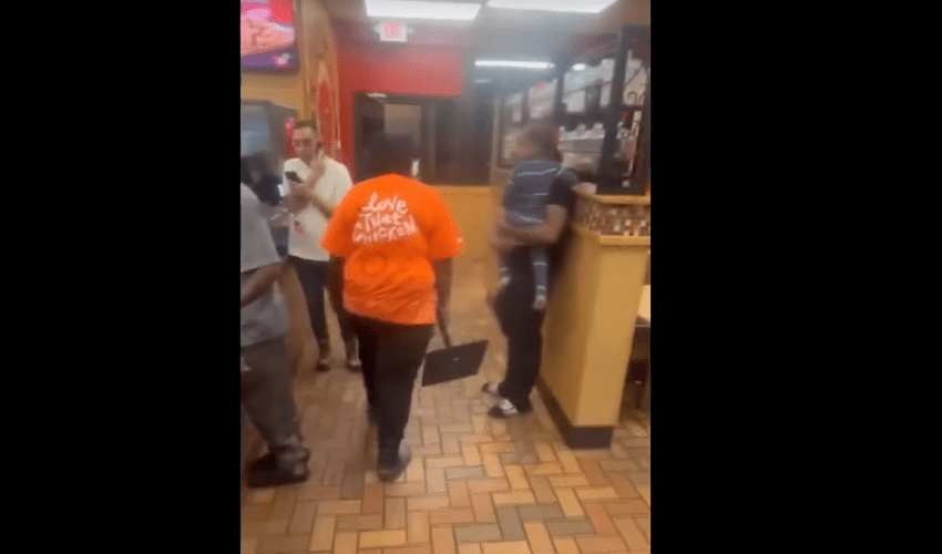 Two Popeyes Employees That Claim They Are Sisters Gets Into A Heated Argument On The Job