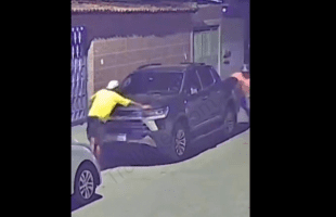 Dude Gets Chased Around The Car By His Opps After They Tried To Finish Him Off But They Couldn’t Catch Him