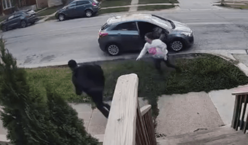 Relationship Goes Into Shambles After Woman Goes Insane After Her Boyfriend Ran Off With Her Keys And Purse After She Kicked Him Out On The Side Of The Road