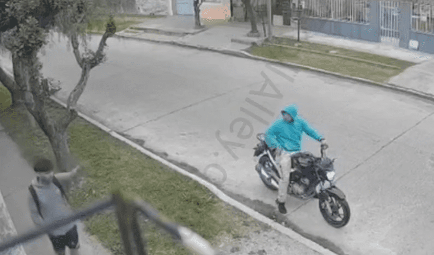 Dude Tried To Tell A Robber That Knew Him That They Were Family And He Still Didn’t Care