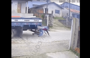 Non Experienced Truck Driver Didn’t See These Two Men Behind Him