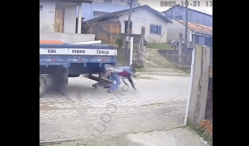 Non Experienced Truck Driver Didn’t See These Two Men Behind Him