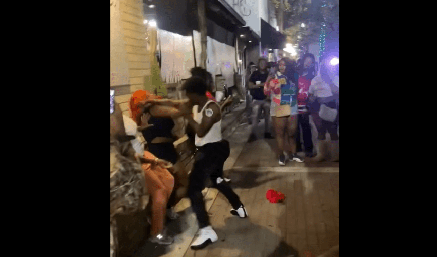 Dude Hits Woman With Multiple Combos After She Put Hands On Him And Nobody Helped Her