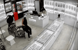 Jewelry Heist Gets Cut Short Because Of White Smoke