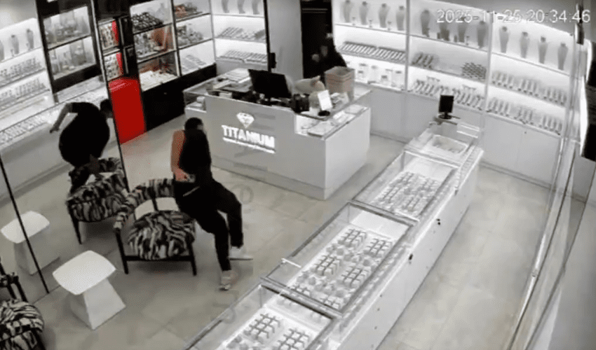 Jewelry Heist Gets Cut Short Because Of White Smoke