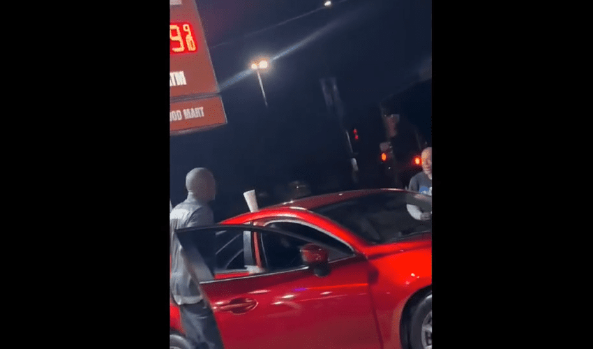 Two Girls Caught A Security Guard Crashing On A  Man At His Job