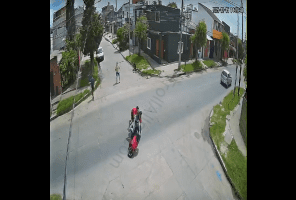 Neighborhood Watchers Helps Woman From Purse Snatchers On A MotorBike