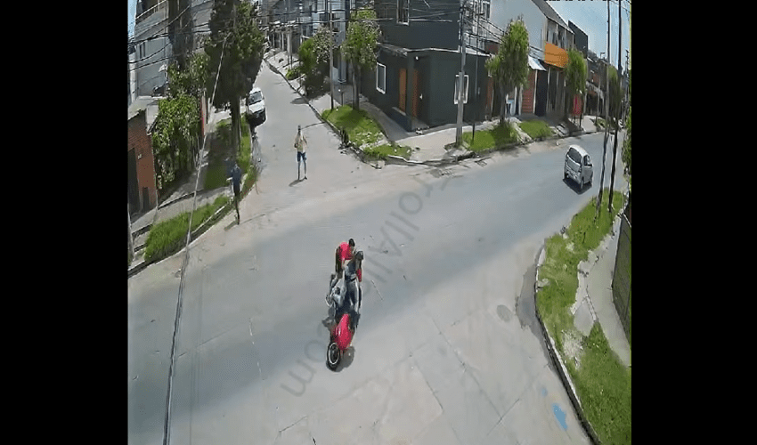 Neighborhood Watchers Helps Woman From Purse Snatchers On A MotorBike