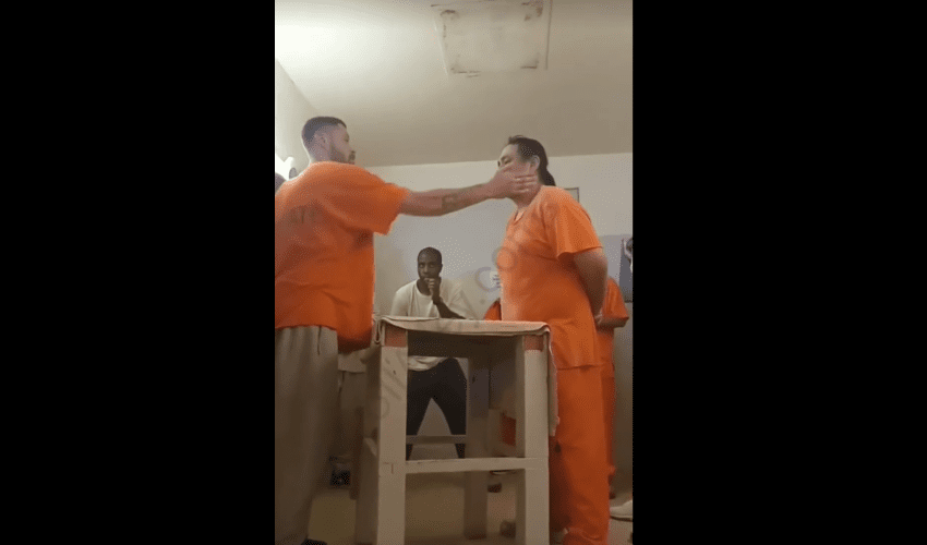 Two Inmates Does A Slap Contest In Prison
