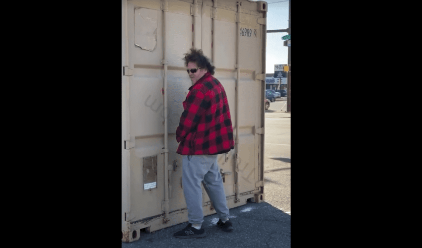 Man Gets Mad After A Guy Pulled Up And Tried To Stop Him From Using The Restroom In Public And Made Him Mess Over His Pants