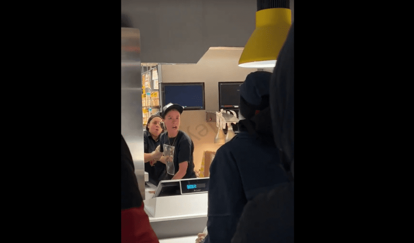 Mcdonalds Worker Forgot She Was At Work And Crashed Out On A Customer That Tried To Make Her Work