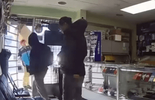 Dude Got Robbed By A Woman While Getting A Amazon Package Delivered To Him