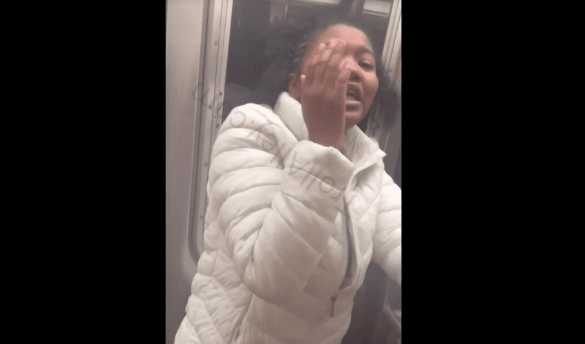 Girl Gets Handled By Her Bestfriend Homegirl After She Found Out That She Set Up Her Boyfriend