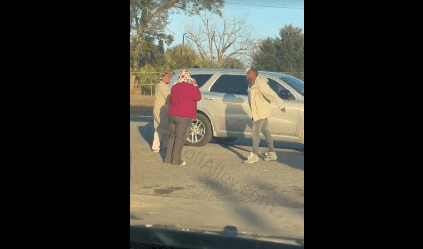 Dude Protects The Woman He Was Cheating With After His Girlfriend Started Raging After She Caught Him Cheating