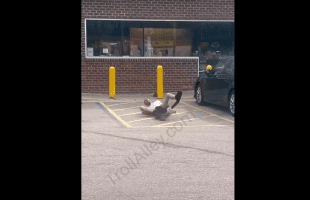 Nobody Tried To Help This Guy That Was Tweaking In Public