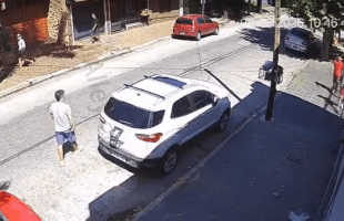 4 Young Car Thieves Trick Their Victim By Walking On Both Sides Of Street