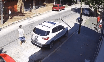 4 Young Car Thieves Trick Their Victim By Walking On Both Sides Of Street