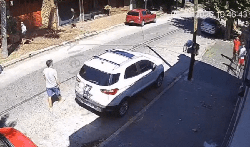4 Young Car Thieves Trick Their Victim By Walking On Both Sides Of Street