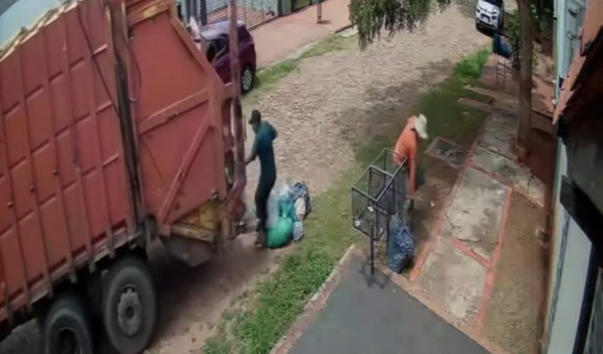 Trash Collectors Refuse To Help Woman After She Fell And His Partner Ended Up Under The Truck