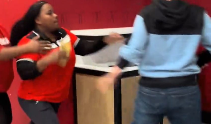 Doordasher Gets Rushed By KFC Workers After She Called Them Out Their Name For Not Having Her Order Ready