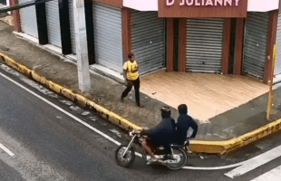 Instant Karma For Thieves That Tried To Pull Off After Robbing A Woman