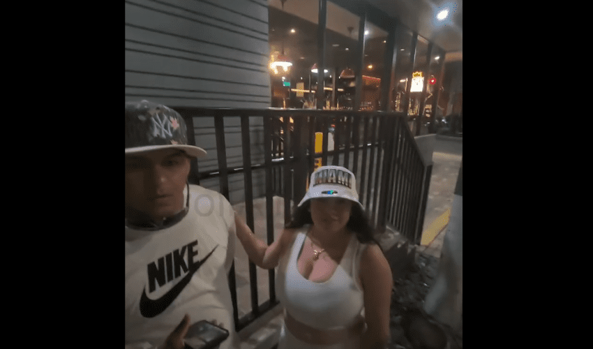 Woman Still Gives A Man Her Number While Her Boyfriend Was Right In Front Of Her And He Didn’t Do Anything