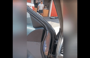 Woman Gets Mad After A Man Wouldn’t Pay For Her Storage Because She Didn’t Wanna Give Up Her Pouch To Him