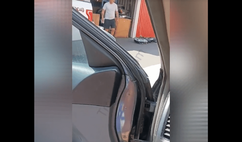 Woman Gets Mad After A Man Wouldn’t Pay For Her Storage Because She Didn’t Wanna Give Up Her Pouch To Him