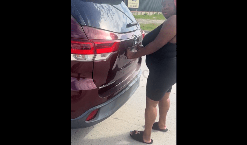 Woman Bent Her License Plate To Hide It From A Woman That Tried To Take A Picture After A Hit And Run