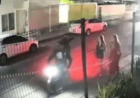 Two Female American Tourists Gets Robbed And Begs For Their Passports Back After Walking In A Dark Neighborhood In Mexico