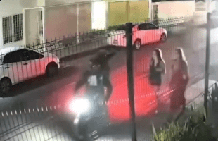 Two Female American Tourists Gets Robbed And Begs For Their Passports Back After Walking In A Dark Neighborhood In Mexico