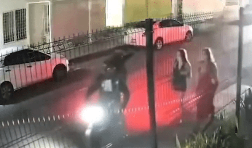 Two Female American Tourists Gets Robbed And Begs For Their Passports Back After Walking In A Dark Neighborhood In Mexico