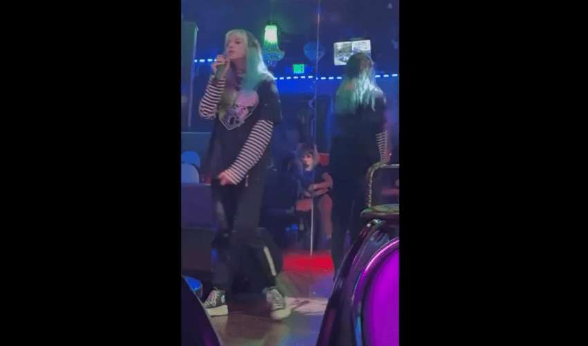 Girl Takes Off Her Tampon And Throws It At Another Girl That Was Singing
