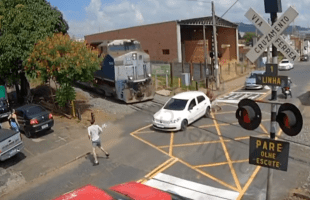 Driver Panic And Didn’t Reverse Instead They Got Out And Tried To Push Their Car