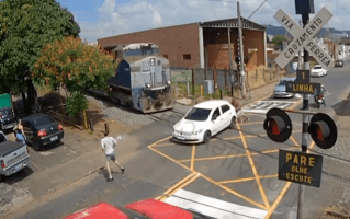 Driver Panic And Didn’t Reverse Instead They Got Out And Tried To Push Their Car