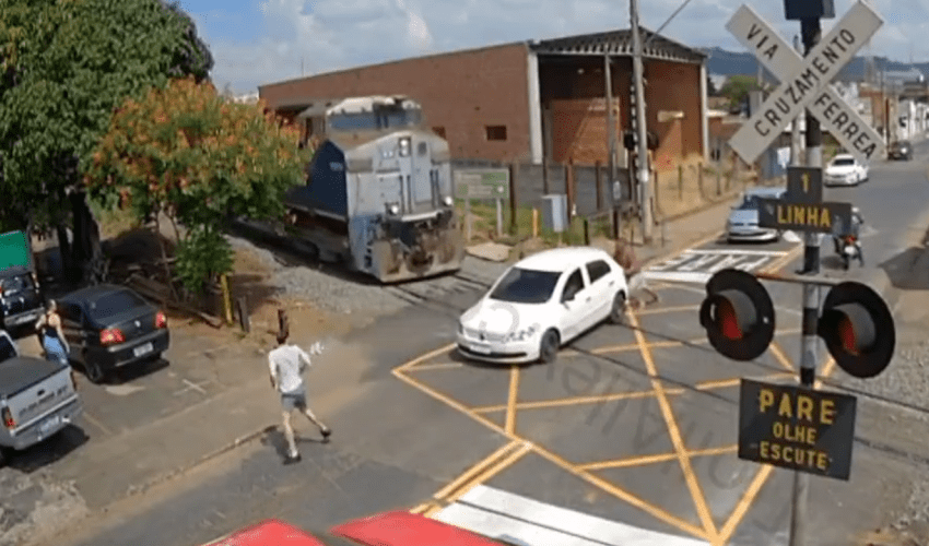 Driver Panic And Didn’t Reverse Instead They Got Out And Tried To Push Their Car