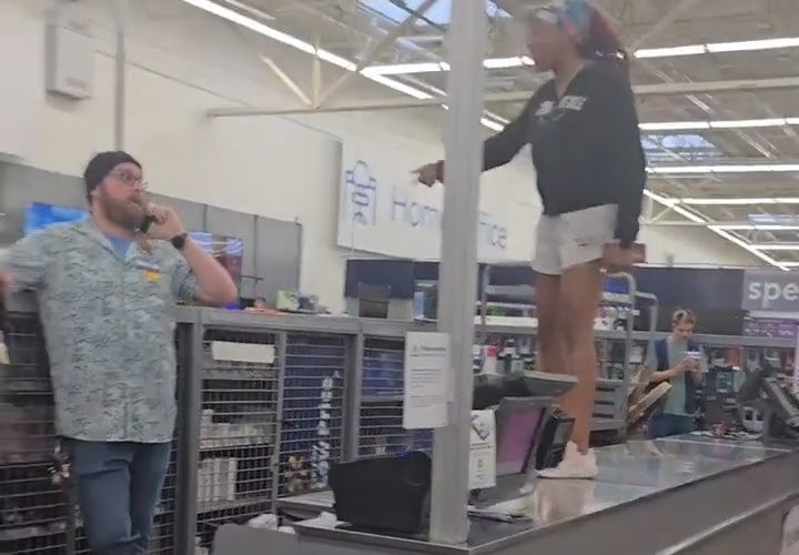 Girl Got Mad And Caught A Easy Felony After A Walmart Employee Didn’t Refund Her Money