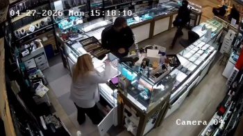 Thieves Steals $250,000 Worth Of jewelry From A Jewelry Store In The Mall