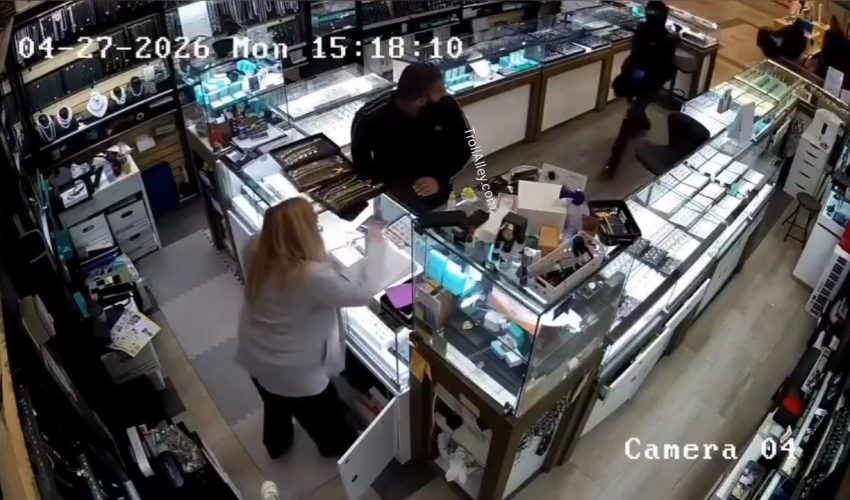 Thieves Steals $250,000 Worth Of jewelry From A Jewelry Store In The Mall