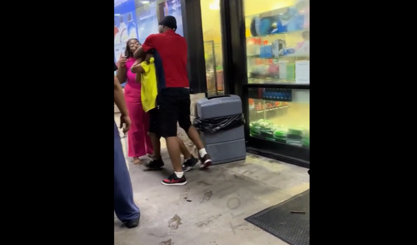 6Ft Man Handles A 4Ft Guy And Forced Him To Apologize To His Girlfriend After He Disrespected Her
