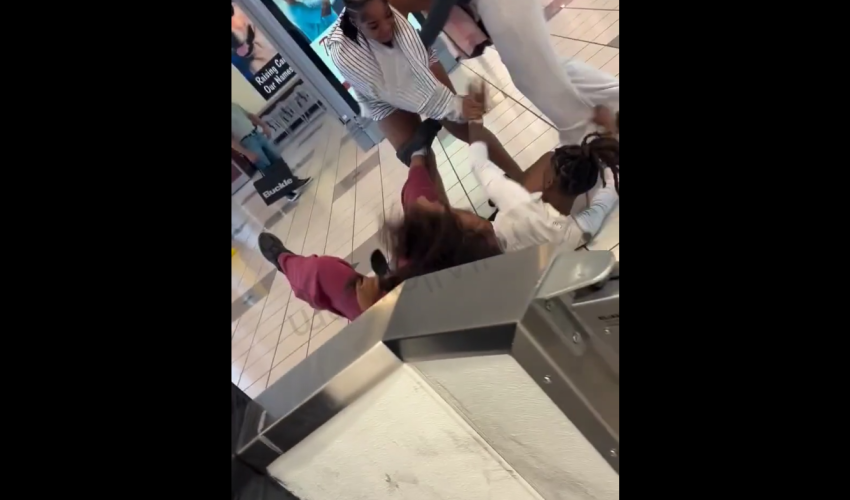 Love Triangle Goes Wrong After A Woman Caught Her Stud Girlfriend In The Mall With Another Woman And She Handled Both Of Them