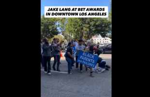 Dude Gets Ran From Downtown At The BET Awards After He Had A Sign Saying That Black Parents Are Failures