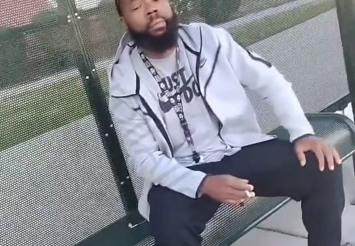 Man Suspected This Guy At The Bus Stop Calling Cps On Him And This How He Handled It