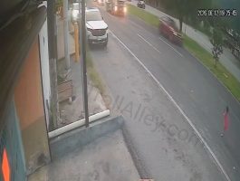 Truck Driver Saved A Little Girl Because Of Careless Parents
