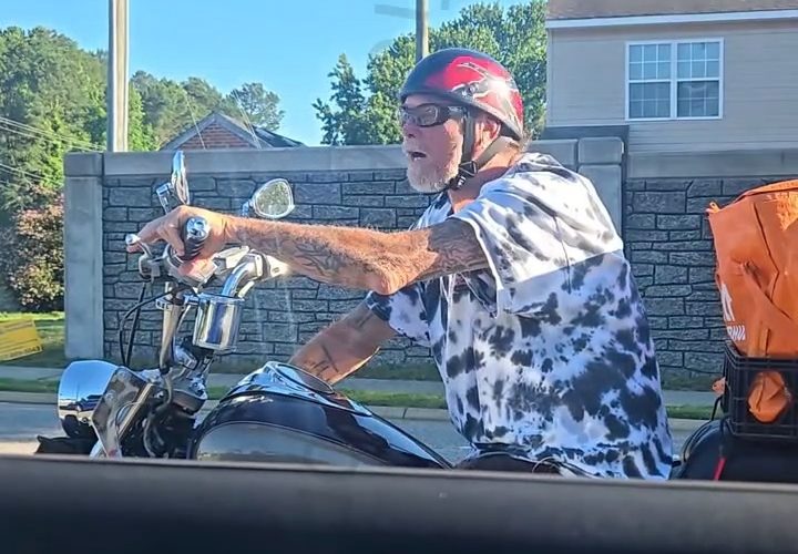 Dude Was Scared To Rep The Flag On His Helmet After A Black Man Confronted Him About Wearing It And He Claim He Wasn’t In A Clan And He’s Working On Getting Another Helmet
