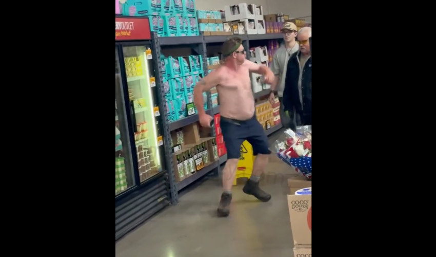 Homeless Guy Start Throwing Food At Employees After He Caught Eating In The Grocery Store