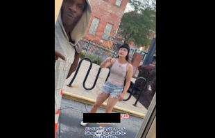 Woman That Just Got Robbed By Somebody Gets Laughed At By A Man That Didn’t Knew She Got Robbed And Instantly Accused Him Of Robbing Her
