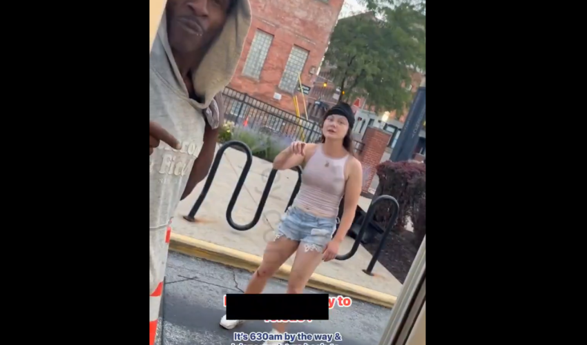 Woman That Just Got Robbed By Somebody Gets Laughed At By A Man That Didn’t Knew She Got Robbed And Instantly Accused Him Of Robbing Her
