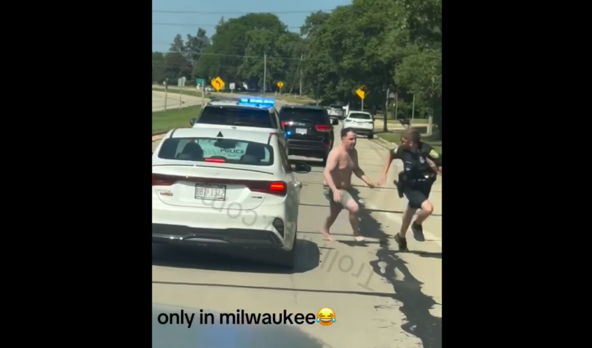 Police Gets Scared And Starts Running After Suspect Started Chasing Him